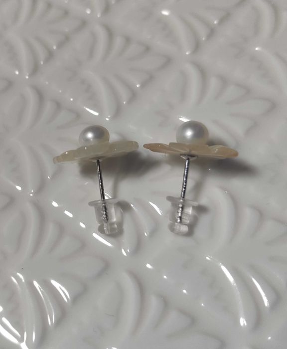 Kolczyki z pereł i muszli