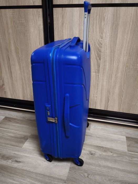 Валіза середнього "American tourist"розміру з пластику на 4 колесах
