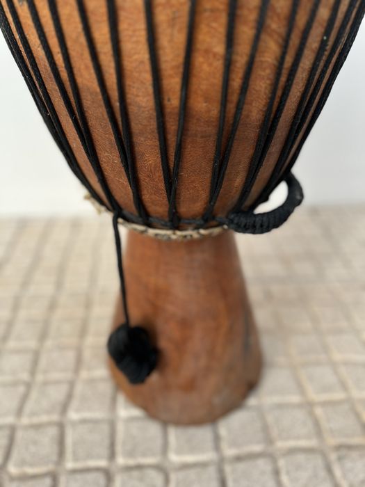 Tambor tradicional de madeira