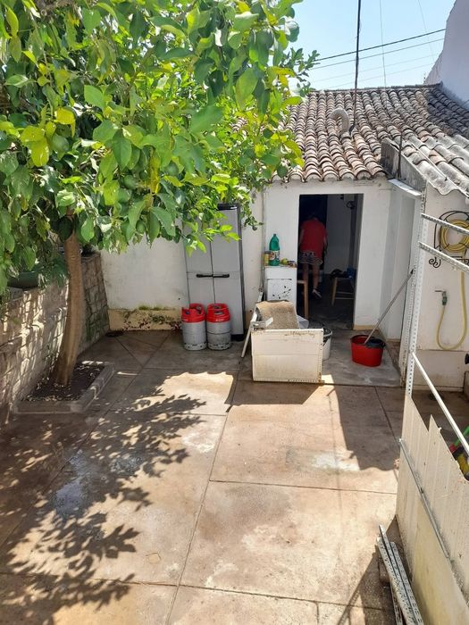 Moradia rés -do-chão com anexo de 2 pisos