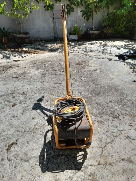 Guincho elétrico giratório de obra – 300 kg