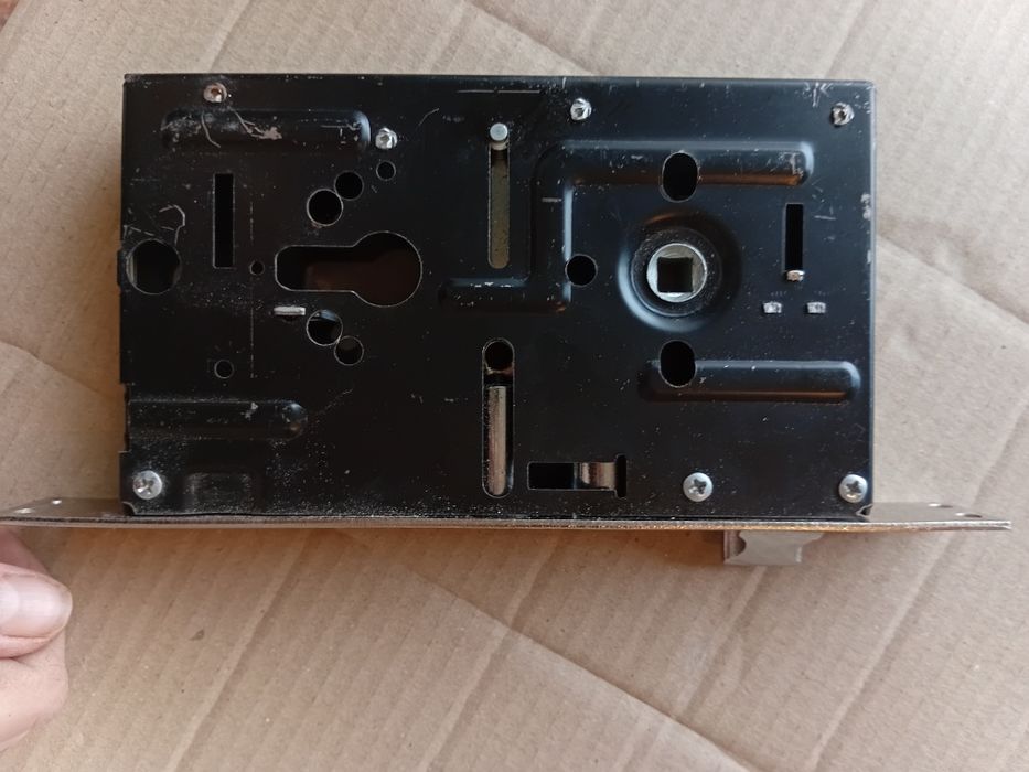 Продам врезной замок на китайськую дверь.