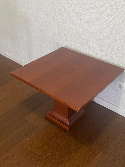 Mesa de apoio de madeira castanha