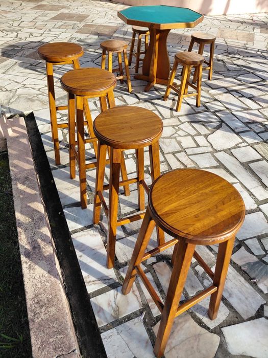 Mesa de jogo e bancos  + bancos altos de bar