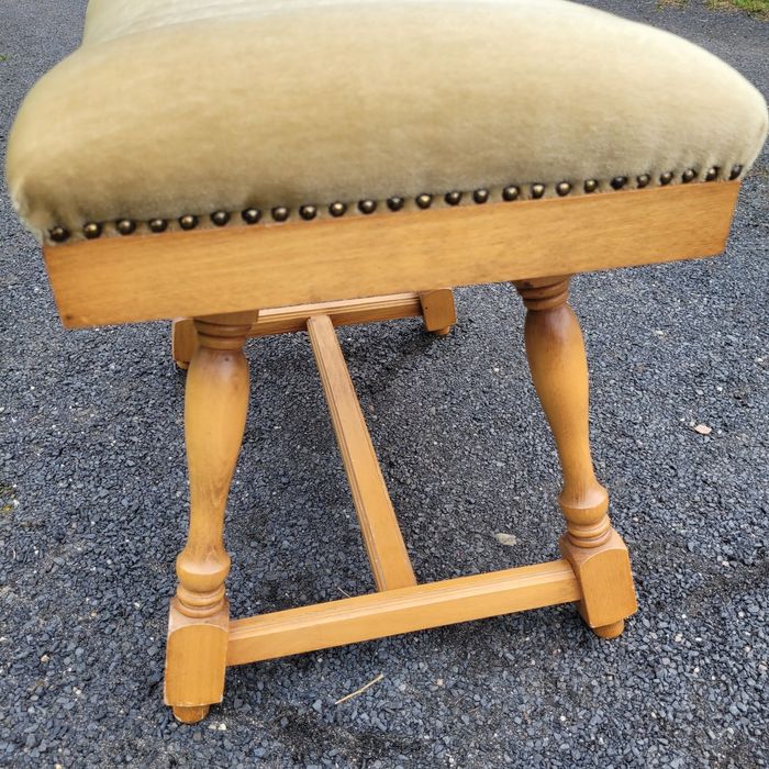 Piękny stary podnóżek, pufa, stołek