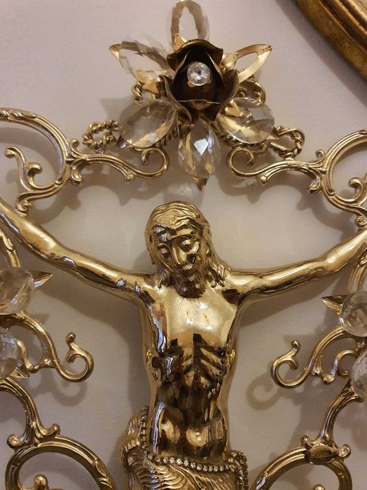 Mosiężny krzyż zdobiony kryształami.