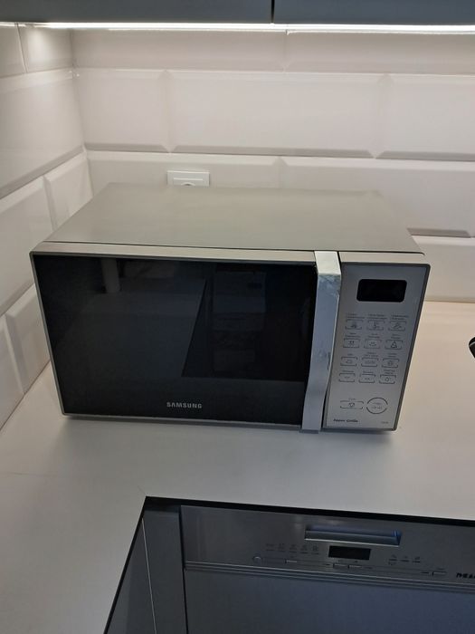 Мікрохвильова піч SAMSUNG  Super Grille2 в гарному стані ,сенсорна панель,об'єм 23л,та внутрішнє покриття з біокерамічної  емалі