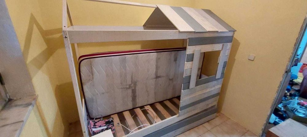 Cama estilo cabana comprei para o meu filho mas ele pouco pois ainda dormia comigo, a janela da para mover e tem uma base em baixo para outro colchão.
