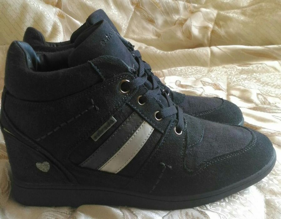 Кроссовки-сникерсы.