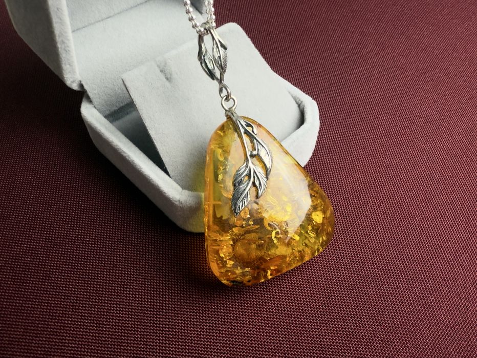 Кулон з бурштину на основі срібла 925-ї проби