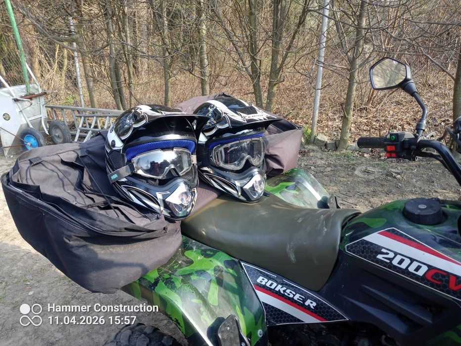 Quad 150 plus dwa kaski