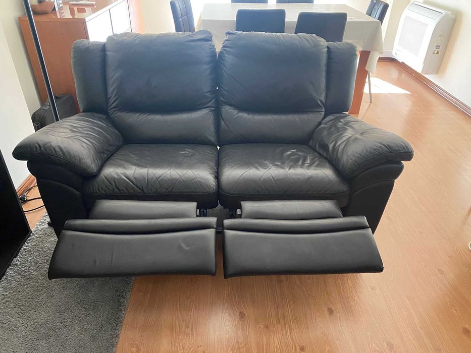 2 Sofás reclináveis pretos com dois lugares com apoio de pernas