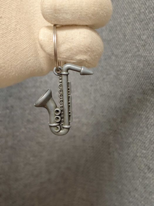 Брелок для ключів саксофон музичний інструмент металевий труба