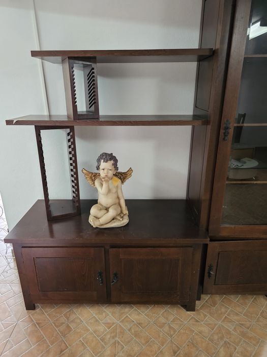 Móvel com vitrine