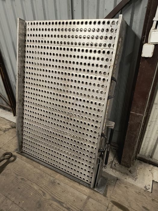 Rampa podjazd najazd wózek inwalidzki dla niepelnosprawnych