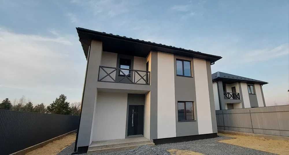 родається сучасний двоповерховий будинок у Гореничах