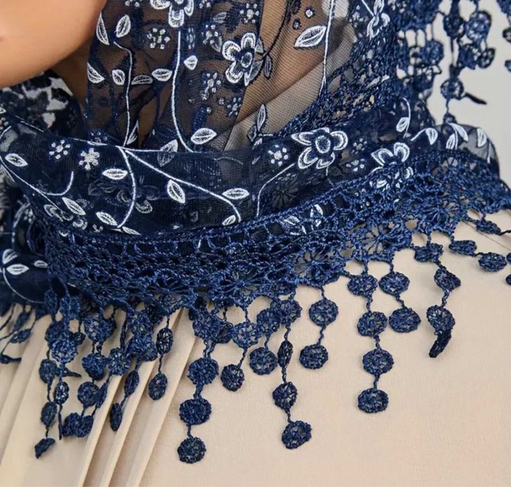 Nowa chustka granatowa z koronką  elegancka