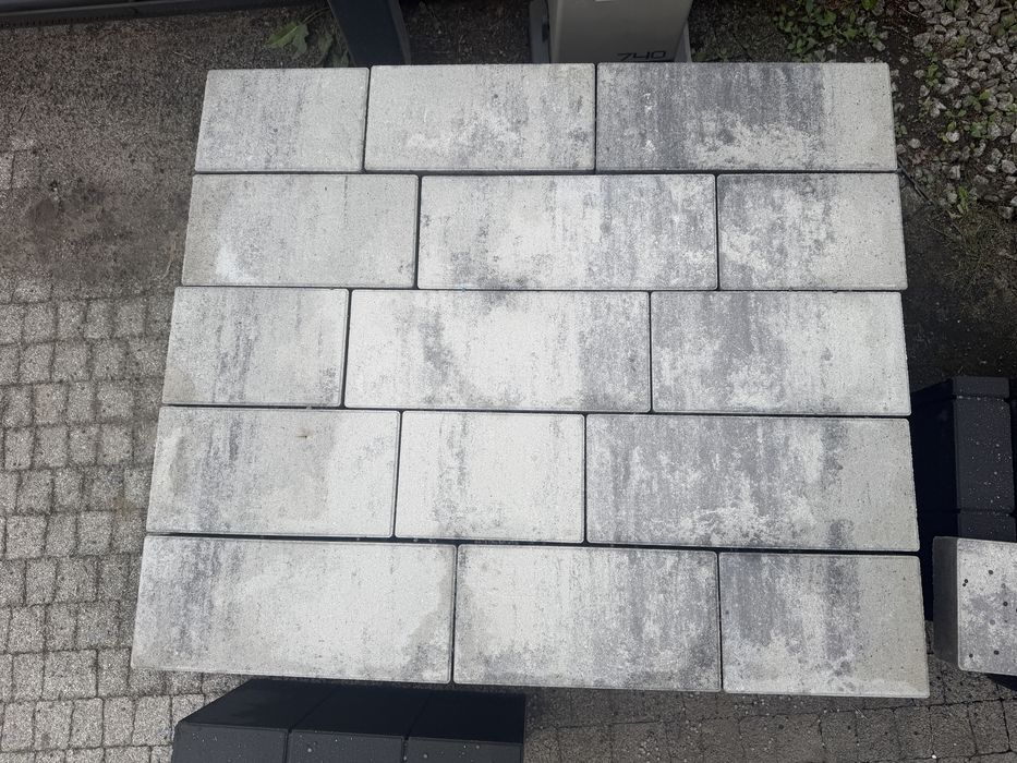 Kostka brukowa 4,25m2 + 3 szt. Obrzeza 28 cm wys