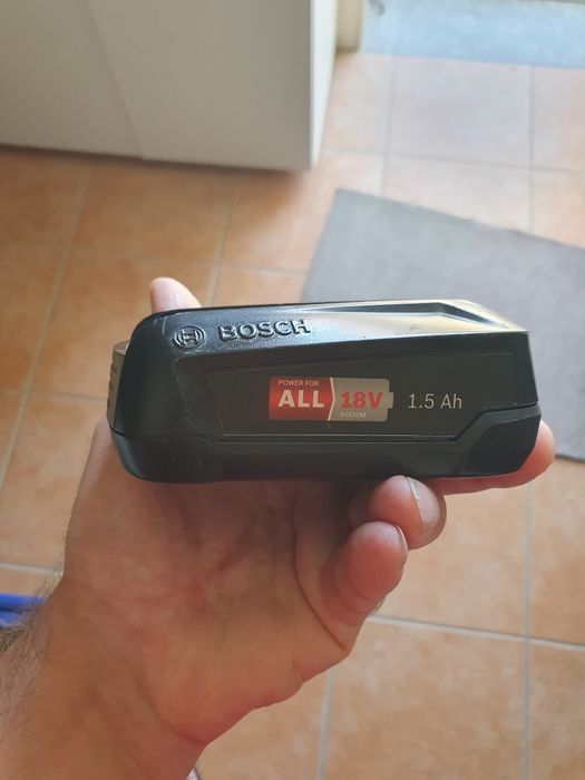 Aparafusadora Bosch (com avaria) + 2 Baterias e Carregador