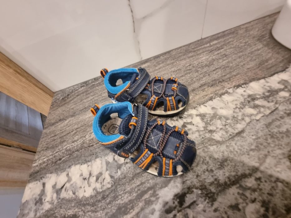 Sandałki dla chłopca 22