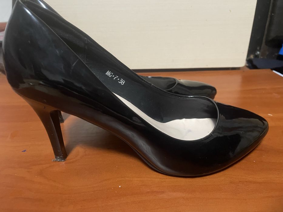 Туфлі лакові на каблуці.