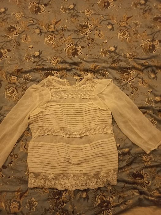 biała bluzka z falbankami