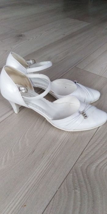 Buty ślubne białe