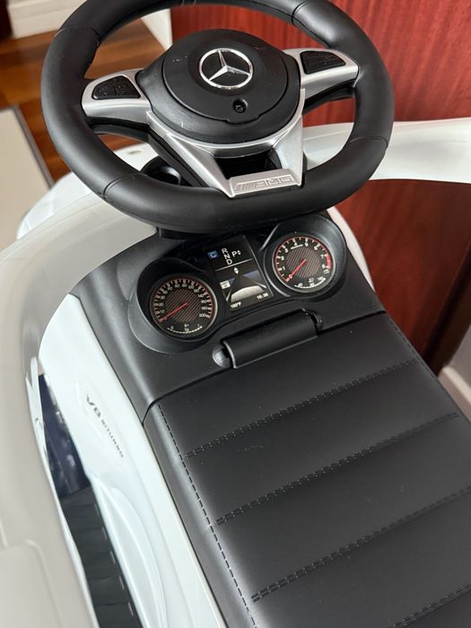 Jeździk Mercedes AMG C63 2w1. Pchacz, muzyka, klakson