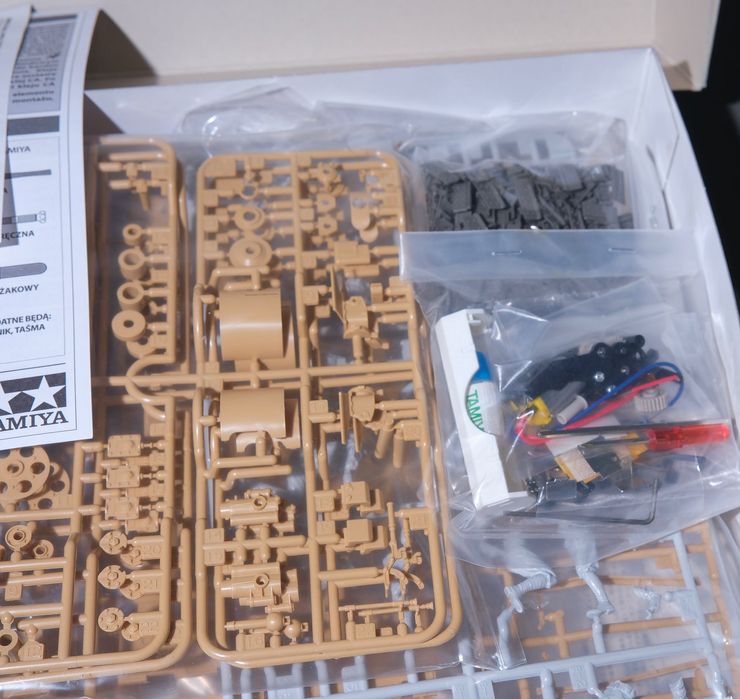 Tamiya WWI British Tank Mk.IV Male z napędem, 5 figurkami w skali 1:35