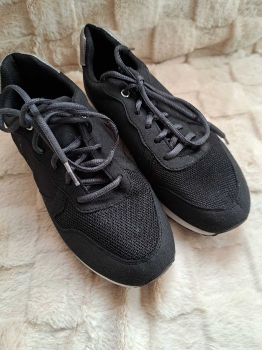 Czarne buty sportowe r. 40