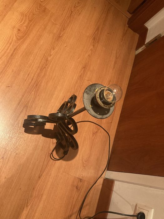 Candeeiro em ferro forjado antigo outro  pe alto