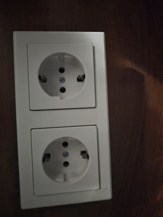 2 sztuki Gniazdo Merten 230V z podwójną ramką