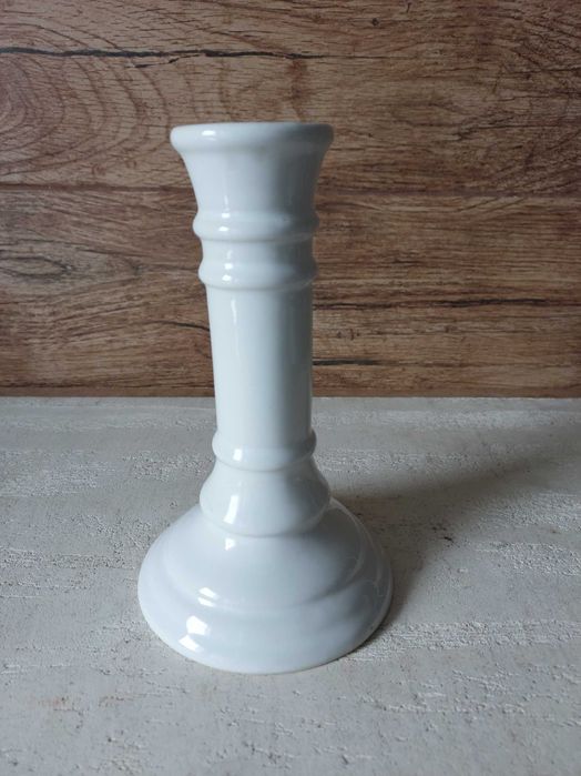 Biały świecznik ceramiczny
