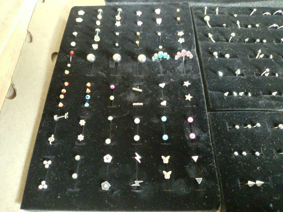 Пирсинг вуха, губи, носа, пупка, брови, язика та інші, є в наявності