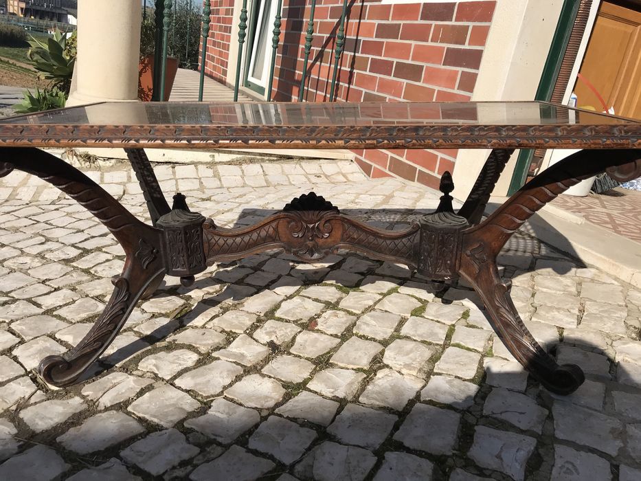 Mesa de centro com tampo em vidro