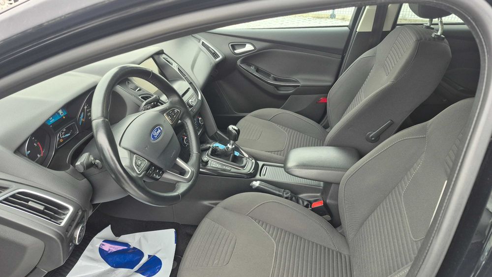 Ford Focus kombi bezwypadkowy  śliczny kolor