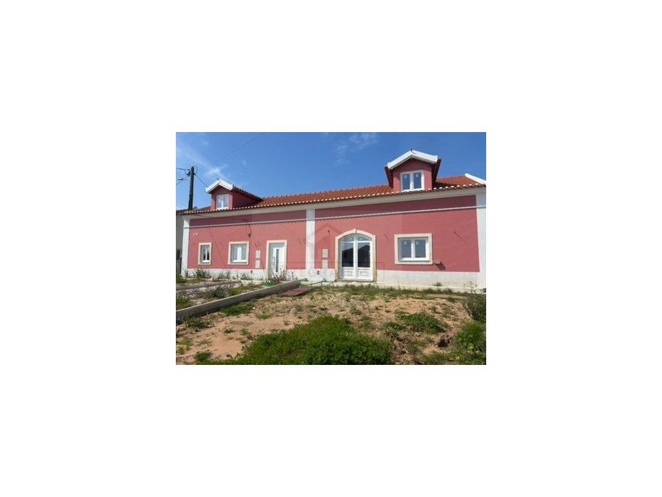 Moradia totalmente remodelada com piscina e excelente localização p...