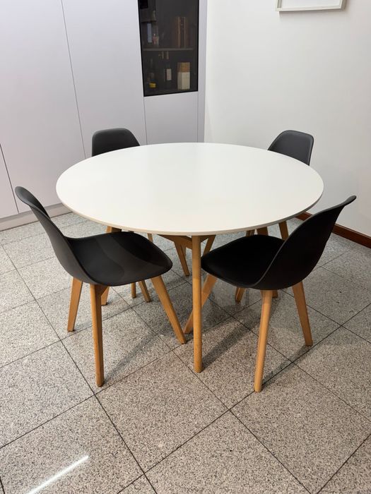 Mesa com 4 cadeiras como novo