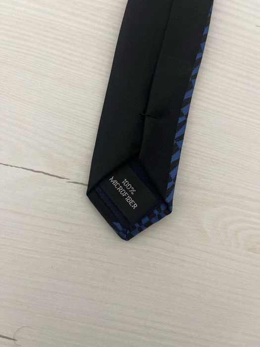 Gravata preta com detalhe azul | Moderna e versátil