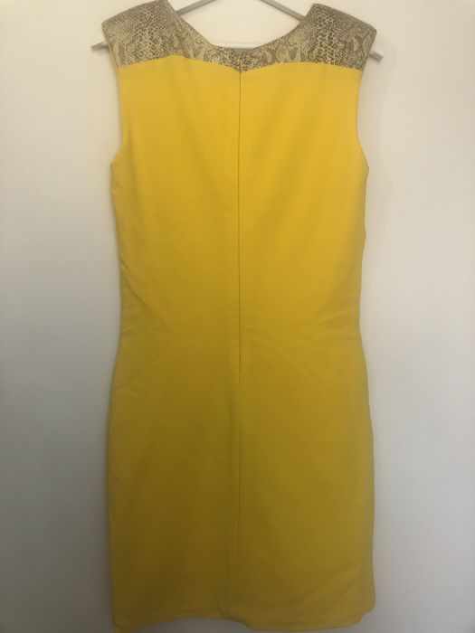 Vestido Amarelo, ombros almofadados