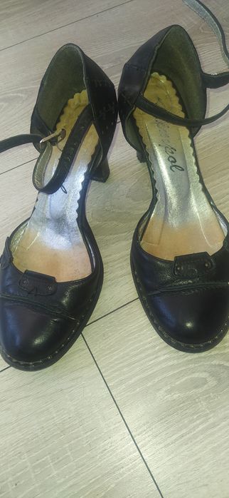 Buty damskie zapinane na pasek, skórzane