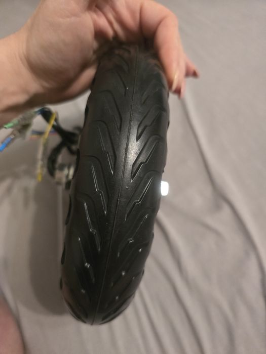 Przedstawiony przedmiot to silnik w piaście koła do hulajnogi elektryc