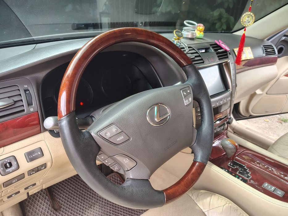 Продам семейный автомобиль