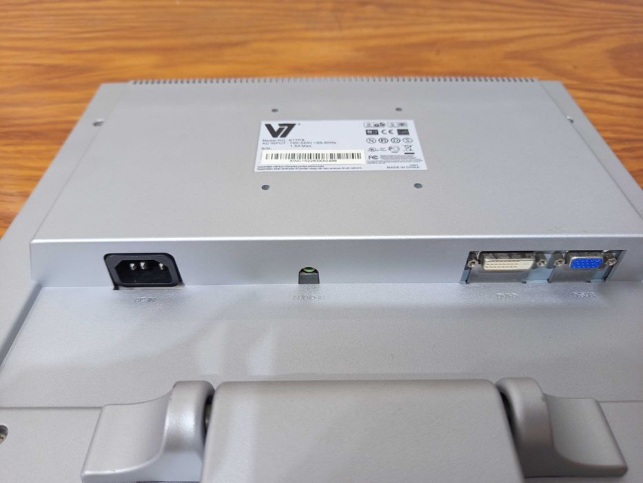 Ecrã 17 polegadas com colunas64553328607235122