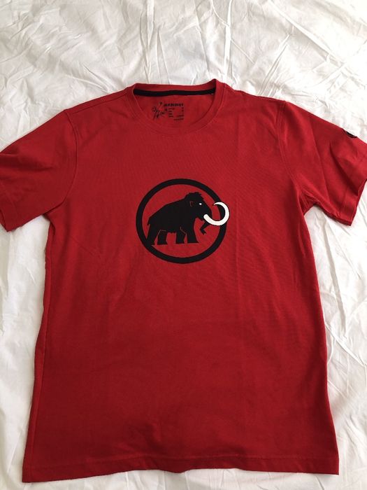 Фіолетова футболка alpha industries з крутим дизайном на спині