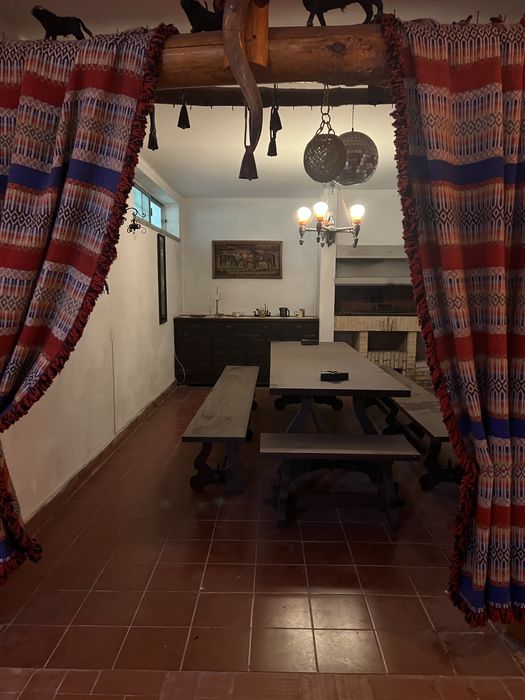 Mesa de  Adega. De. madeira  maciça espetacular