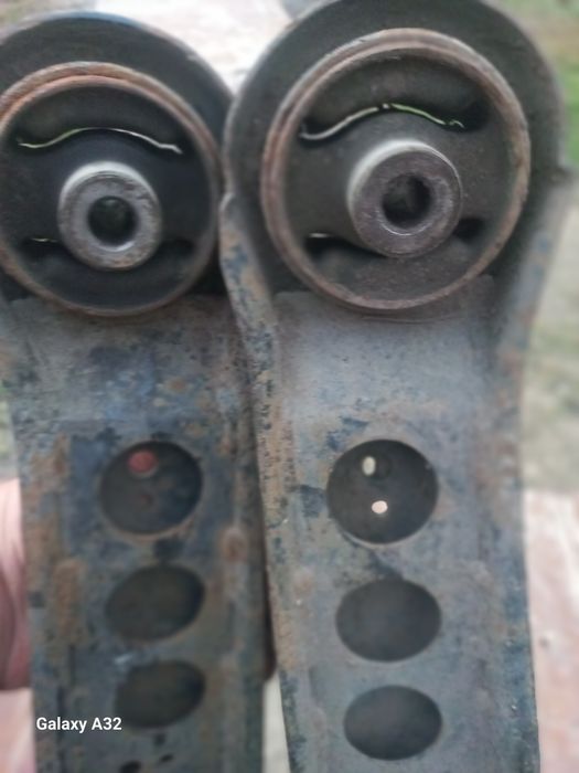 Mitsubishi Lancer ступиця в зборіз ричагом права і ліва вробочому стан