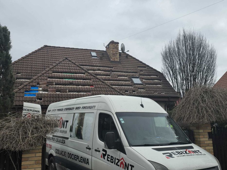 Naprawy dachów po kunach / kuna na dachu /  Izolacje pianą i celulozą