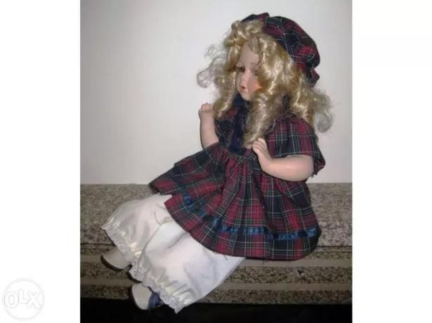 Boneca de Porcelana Sentada