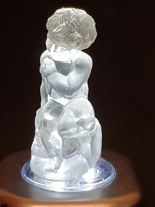 Pequena antiga escultura de putto Amor em cristal francês